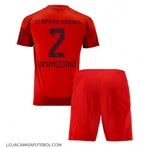 Camisa de Futebol Bayern Munich Dayot Upamecano #2 Equipamento Principal Infantil 2024-25 Manga Curta (+ Calças curtas)